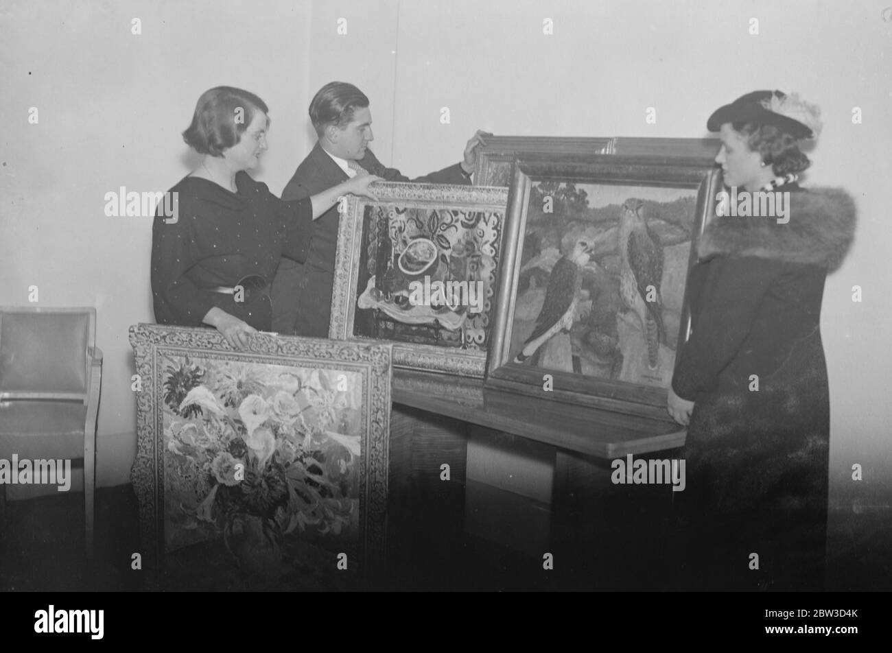 Berühmte Frau Designerin arrangiert Malerei und Skulptur Ausstellung. Frau Betty Joel (links), die berühmte moderne Möbeldesignerin, arrangiert Gemälde für die Ausstellung in ihren Knightsbridge Galerien. 11. Oktober 1935 Stockfoto