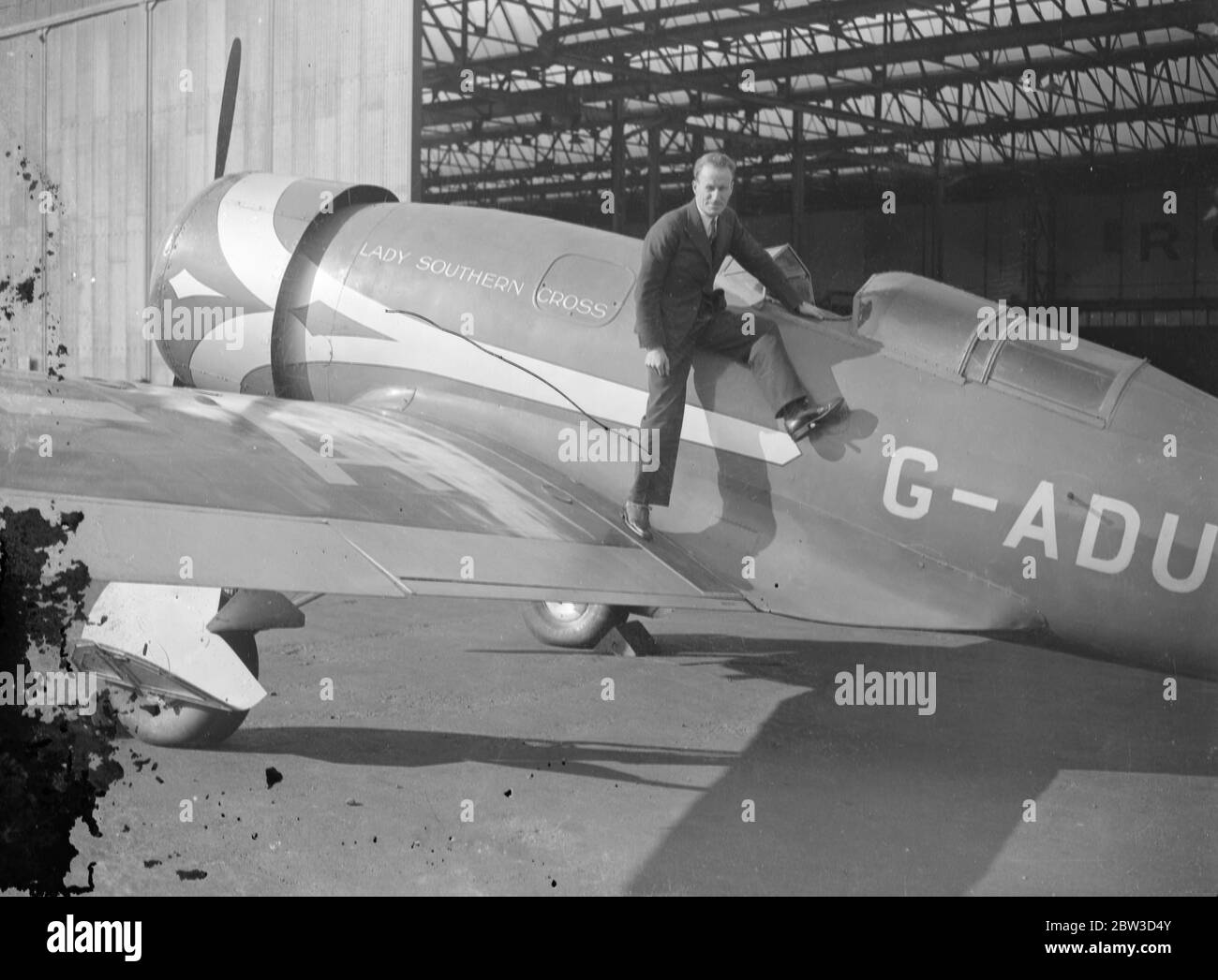 Sir Charles Kingsford Smith bereitet sich in Croydon auf den letzten Langstreckenflug vor. Sir Charles Kingsford Smith auf seiner Maschine Lady Southern Cross in Croydon. 10. Oktober 1935 Stockfoto