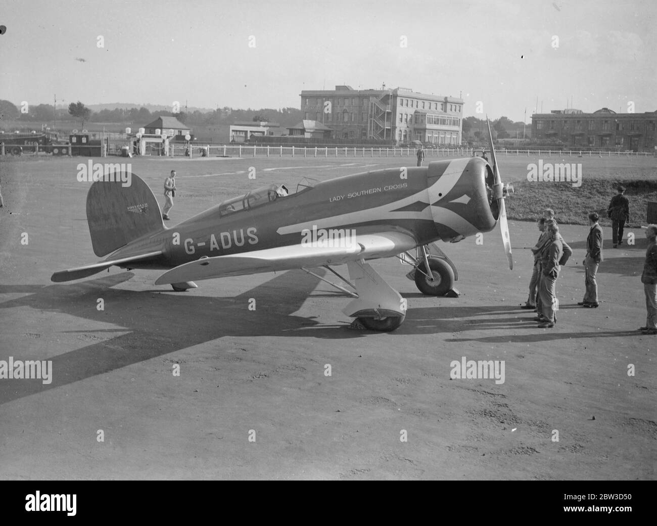 Sir Charles Kingsford Smith bereitet sich in Croydon auf den letzten Langstreckenflug vor. Sir Charles Kingsford Smith auf seiner Maschine Lady Southern Cross in Croydon. 10. Oktober 1935 Stockfoto