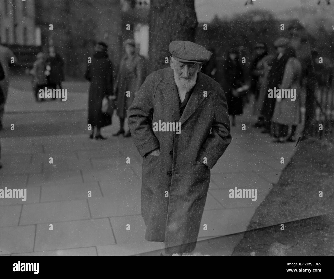 Großbritanniens ältester Kurfürst geht eine Meile im Alter von 103 Jahren zu wählen. Herr Frederick Jackson von Sidcup, Kent, der im Alter von 103 Jahren vermutlich Großbritanniens ältester männlicher Wähler ist, ging eine halbe Meile zum Wahlkabin, um seine Stimme zu erfassen, und ging dann eine halbe Meile nach Hause wieder. Er lehnte alle Angebote von Autos. 14. November 1935 Stockfoto