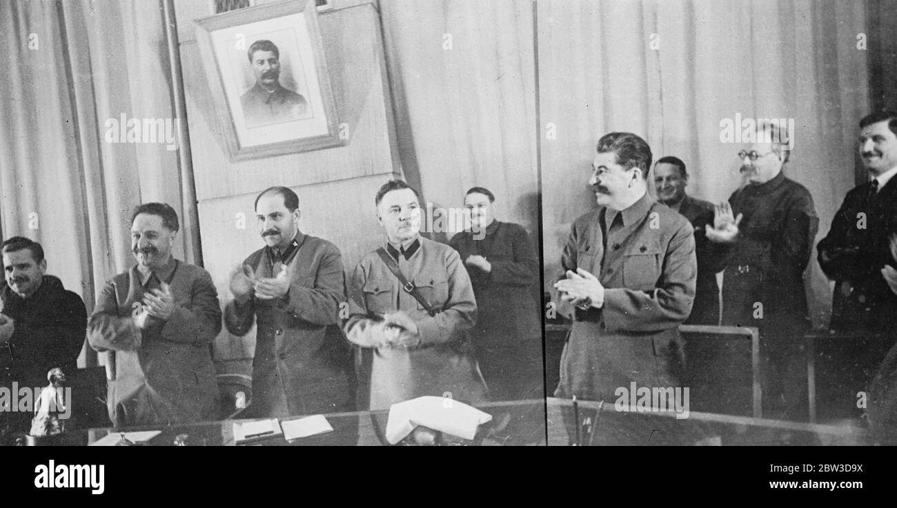 Stalin und Mitglieder seiner Regierung lächeln und applaudieren auf der Konferenz - von links nach rechts - A Andrejew , G K Orjonikidse , L M Kaganowitsch , K E Vordshilow und Stalin . 19. November 1935 Stockfoto