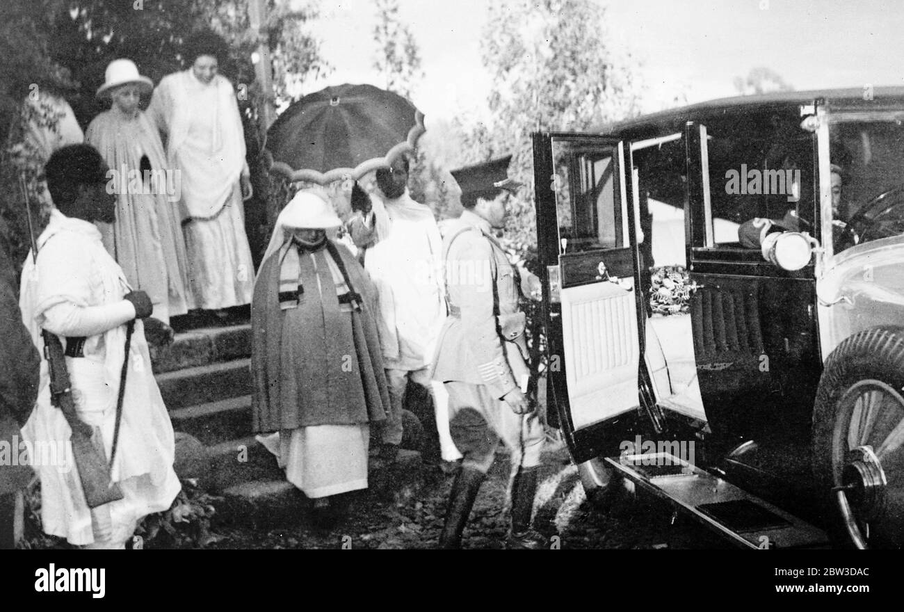 Abessinier Kaiser und Kaiserin besuchen Britisches Rotes Kreuz Hauptquartier in Addis Abeba - Frau des britischen Ministers als Führer. Die Kaiserin, die nach ihrem Besuch beim Roten Kreuz in ihr Auto steigen will. 19. November 1935 Stockfoto