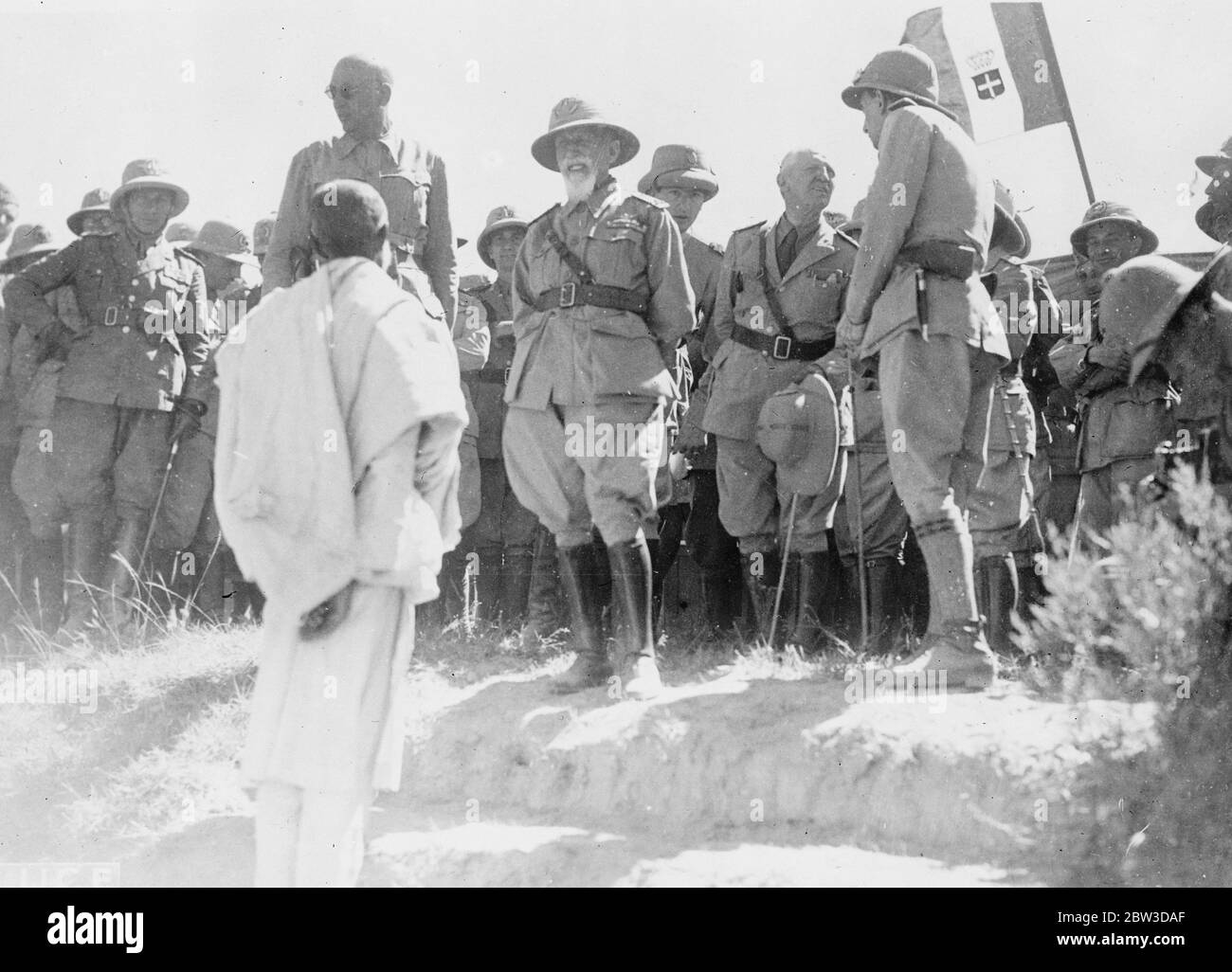 General de Bono an der Front kurz vor seiner Entlassung. Abessinien . General de Bono Verhör ein gebürtiger Chef, der sich an die italienischen Truppen im Norden voraus. 18. November 1935 Stockfoto