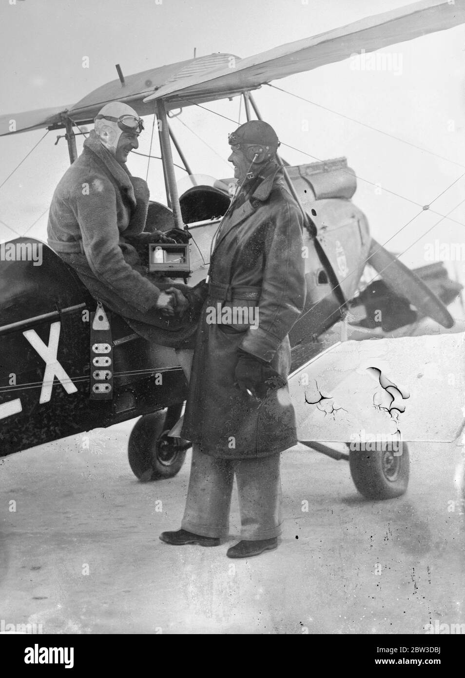 Dudley Froy nimmt in die Luft. Qualifiziert sich in Rekordzeit . Dudley Froy (links) gratuliert von Kapitän B H Alliott, sein Lehrer, am Brooklands Flying Club nach dem Qualifying in Rekordzeit. 13. Oktober 1935 Stockfoto