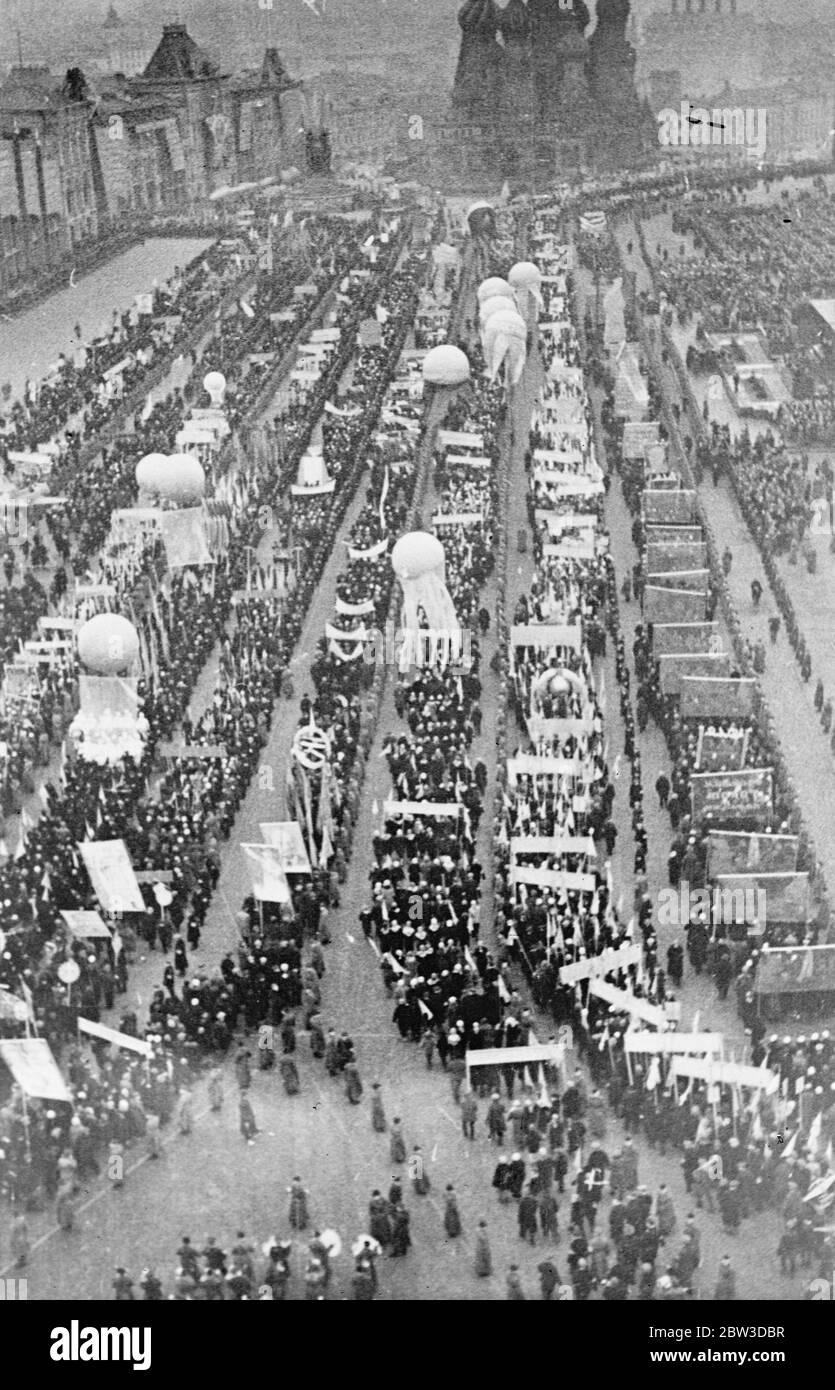 Millionen und eine Hälfte Menschen in Moskau Parade am 16. Jahrestag der Revolution . Ein allgemeiner Blick auf die Zehntausende von Arbeitern, die über den Roten Platz marschieren. 10. November 1935 Stockfoto