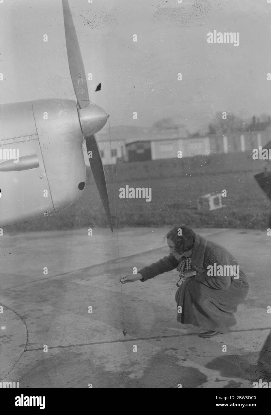 Jean Batten erste Airwoman, die den Südatlantik überqueren - hebt von Hatfield ab. Miss Jean Batten testet ihren Revolver, bevor sie Hatfield verlässt. Sie ist gezwungen, eine von den französischen Behörden zu tragen. November 1935 Stockfoto