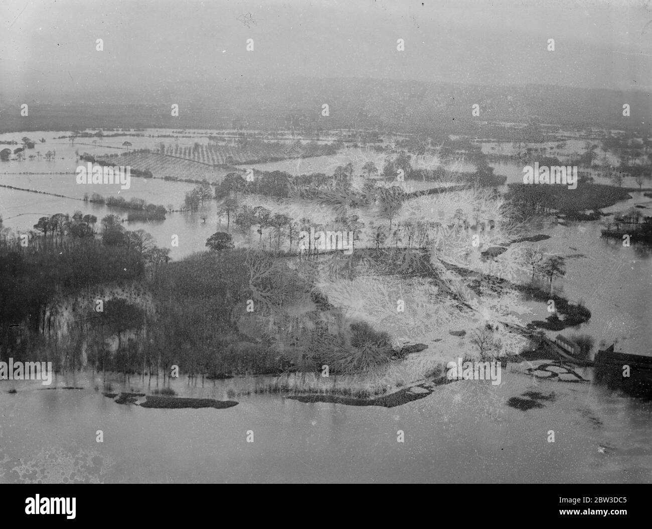 Dreizehn Dörfer in Kent, die von Überschwemmungen abgeschnitten sind. Die überflutete Landschaft östlich von Tonbridge . 18. November 1935 Stockfoto