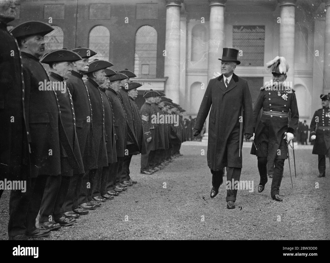 Der Chef des kaiserlichen Generalstabs inspiziert Chelsea Rentner bei der Parade der British Legion . Sir Archibald Montgomery Massingberd inspiziert die Chelsea Rentner bei der jährlichen Parade . 13. Oktober 1935 Stockfoto