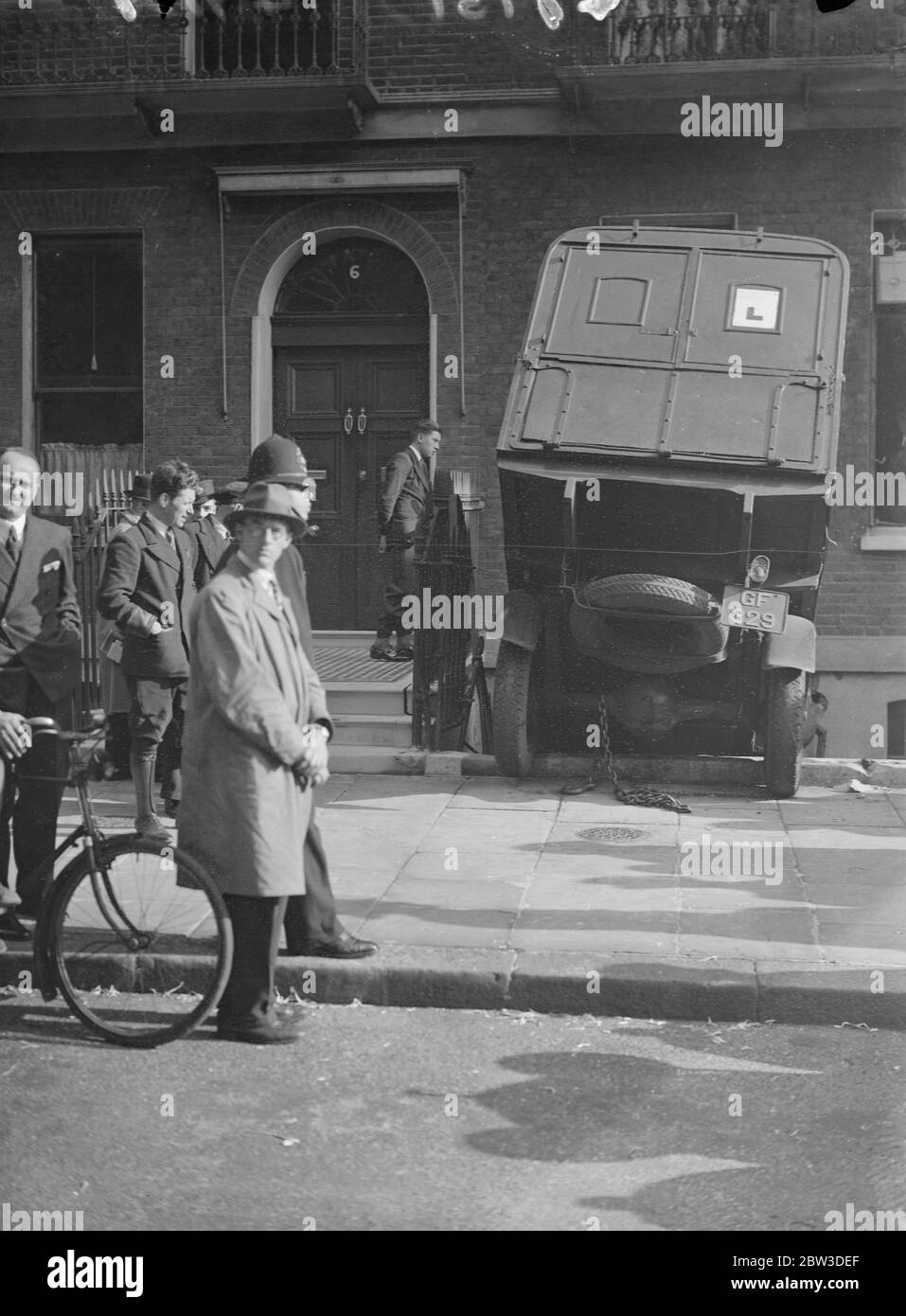 LKW stürzt Bereich in Woburn Square Learner Fahrer ins Krankenhaus gebracht. Der LKW in der Gegend, mit Herrn J Denn, der Fahrer 's Instruktor, der Verletzungen entgangen, auf der linken Seite. 11. Oktober 1935 Stockfoto