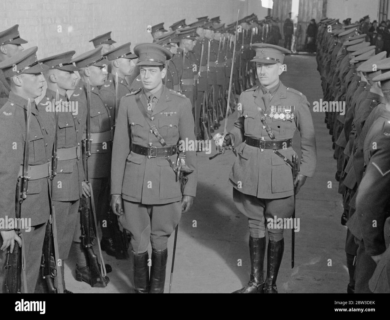 Herzog von Kent inspiziert sein Regiment in Maidstone. Der Herzog von Kent inspiziert sein Regiment in der Drill Hall in Maidstone. November 1935 Stockfoto