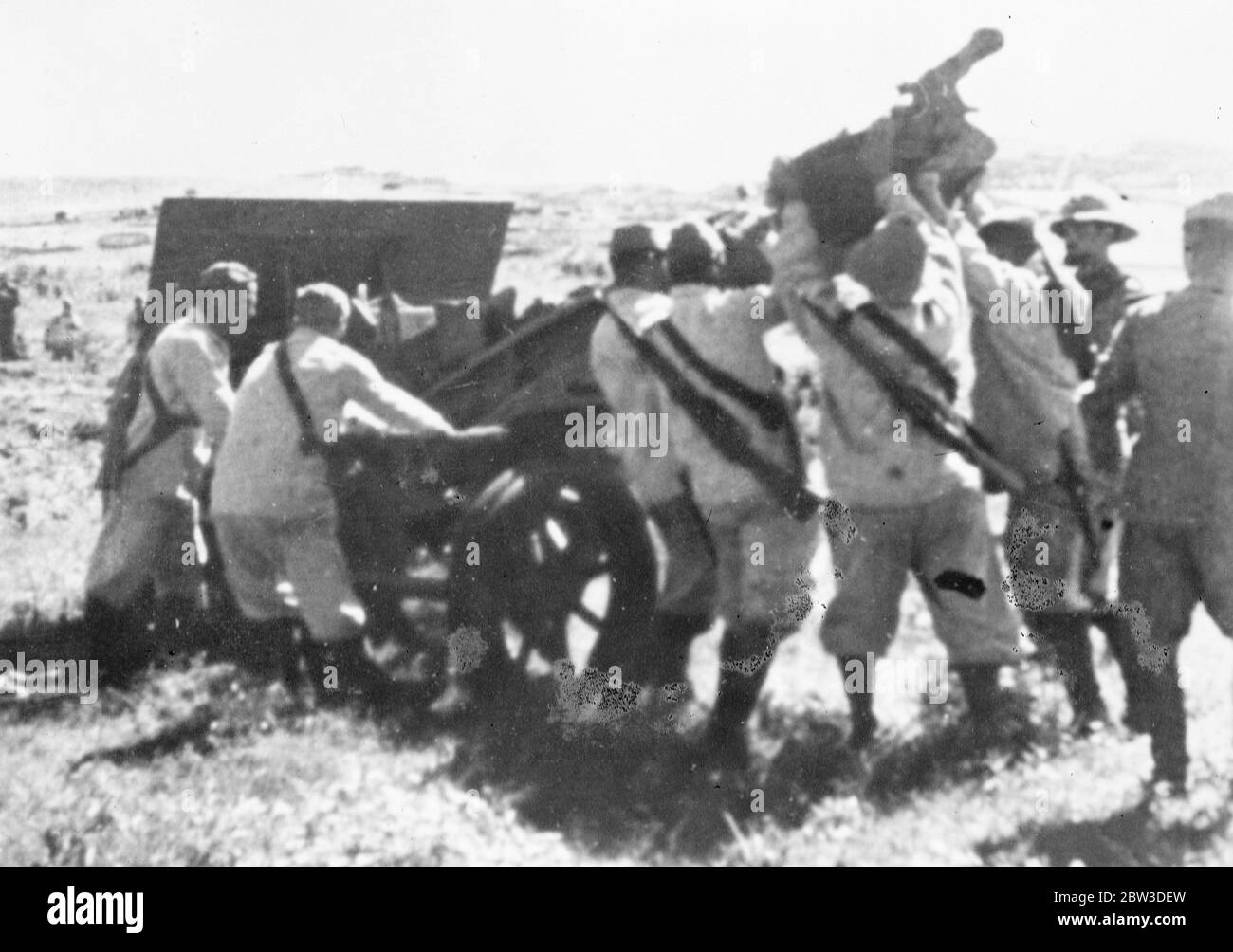 Rettung einer italienischen Waffe auf Adowa Front . Italienische Artilleristen heben eine Waffe aus einem Graben an der Adowa-Front, wo schwere Kämpfe wieder ausgebrochen sind. 12. Oktober 1935 Stockfoto