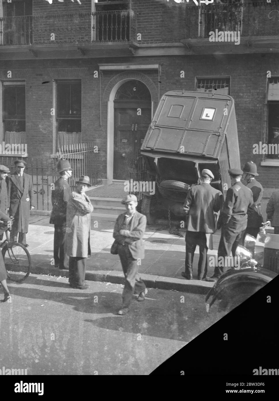 LKW stürzt Bereich in Woburn Square Learner Fahrer ins Krankenhaus gebracht. Der LKW in der Gegend, mit Herrn J Denn, der Fahrer 's Instruktor, der Verletzungen entgangen, auf der linken Seite. 11. Oktober 1935 Stockfoto