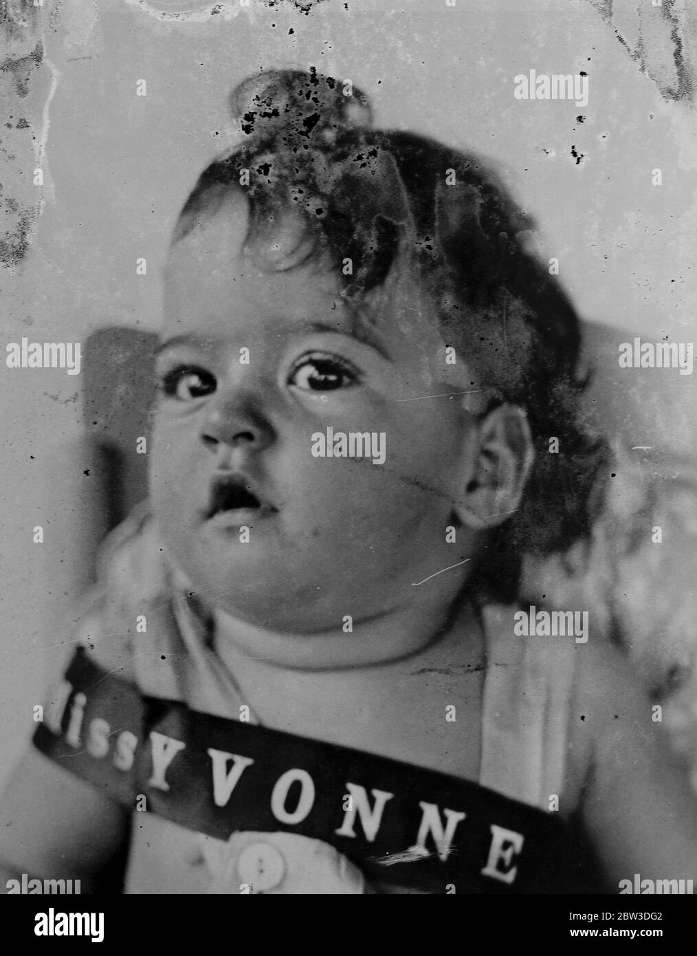 Die Sänften als Schönheit Queens . Die kokettische Miss Yvonne wirft einen Blick auf die Quins-Kinderstube in Callander, Ontario. 16. Oktober 1935 Stockfoto