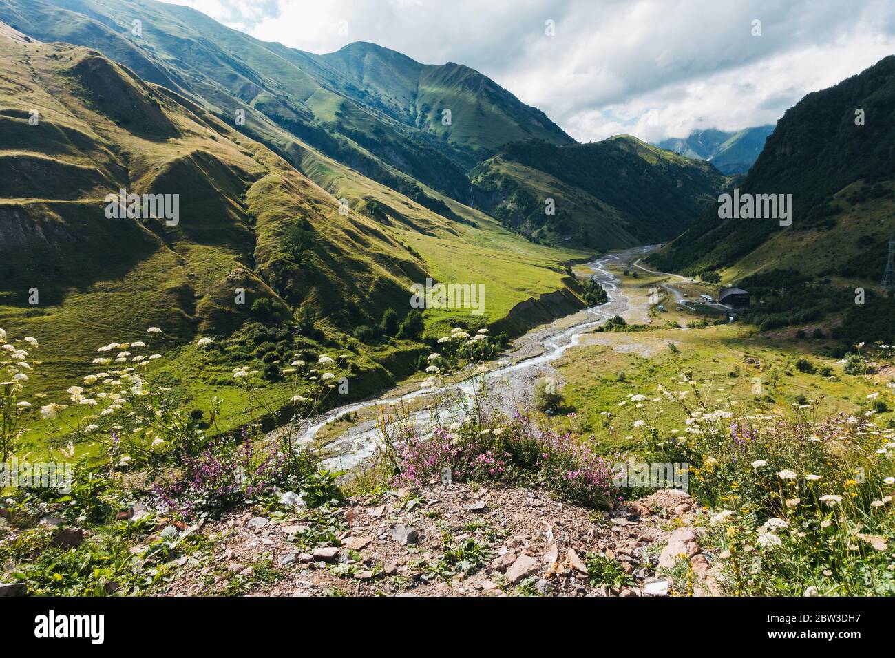 Der Aragvi-Fluss schlängelt sich nach Norden durch das malerische Mzcheta-Mtianeti-Viertel, Georgien, Kaukasus Stockfoto