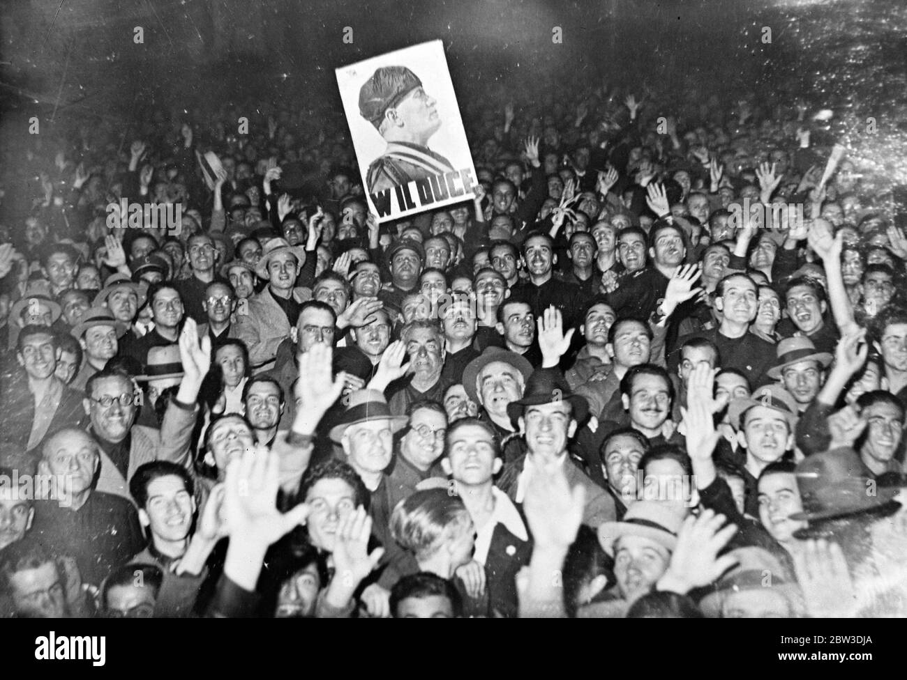 Rom ergießt sich in die Straßen, während die Nation mobilisiert. Tausende von jubelnden, lachenden Männern auf der Piazza Venezia, Rom, als die Nation mobilisiert wurde. Oktober 1935 Stockfoto