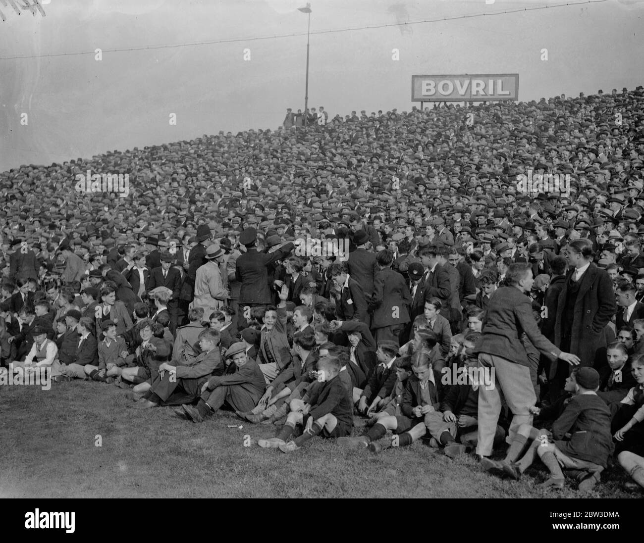 Die Menge bricht durch Barrieren in Chelsea - Arsenal Derby . Eine riesige Menge von 70,000 Menschen beobachtete das London Football Derby zwischen Chelsea und Arsenal an der Stamford Bridge. 12. Oktober 1935 Stockfoto