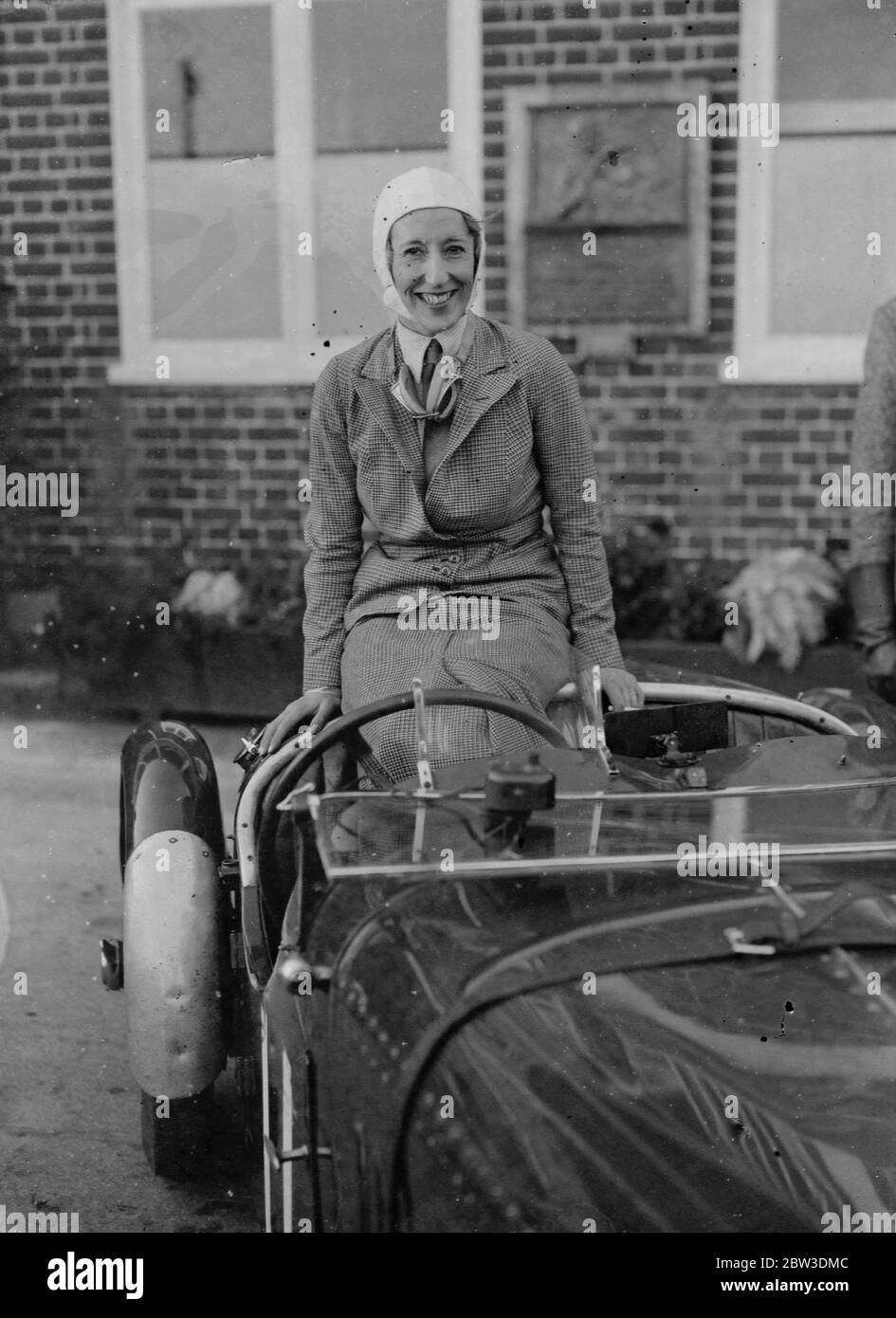 Gewinner des Frauen-Berg-Handicap in Brooklands . Frau P Oxenden nach ihrem Sieg. 19. Oktober 1935 Stockfoto