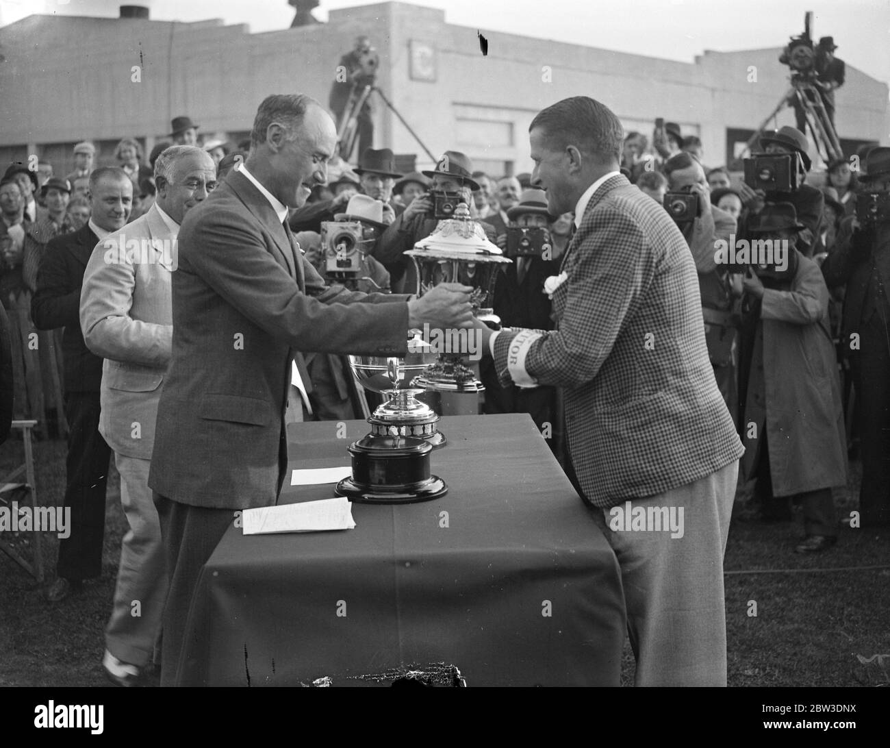 Sir Philip Cunliffe-Lister, Air Minister überreicht König ' s Cup an Mr. T Rose in Hatfield nach dem Sieg in der Mile Falcon Maschine über einen 50 Meilen Kurs. September 1935 Stockfoto