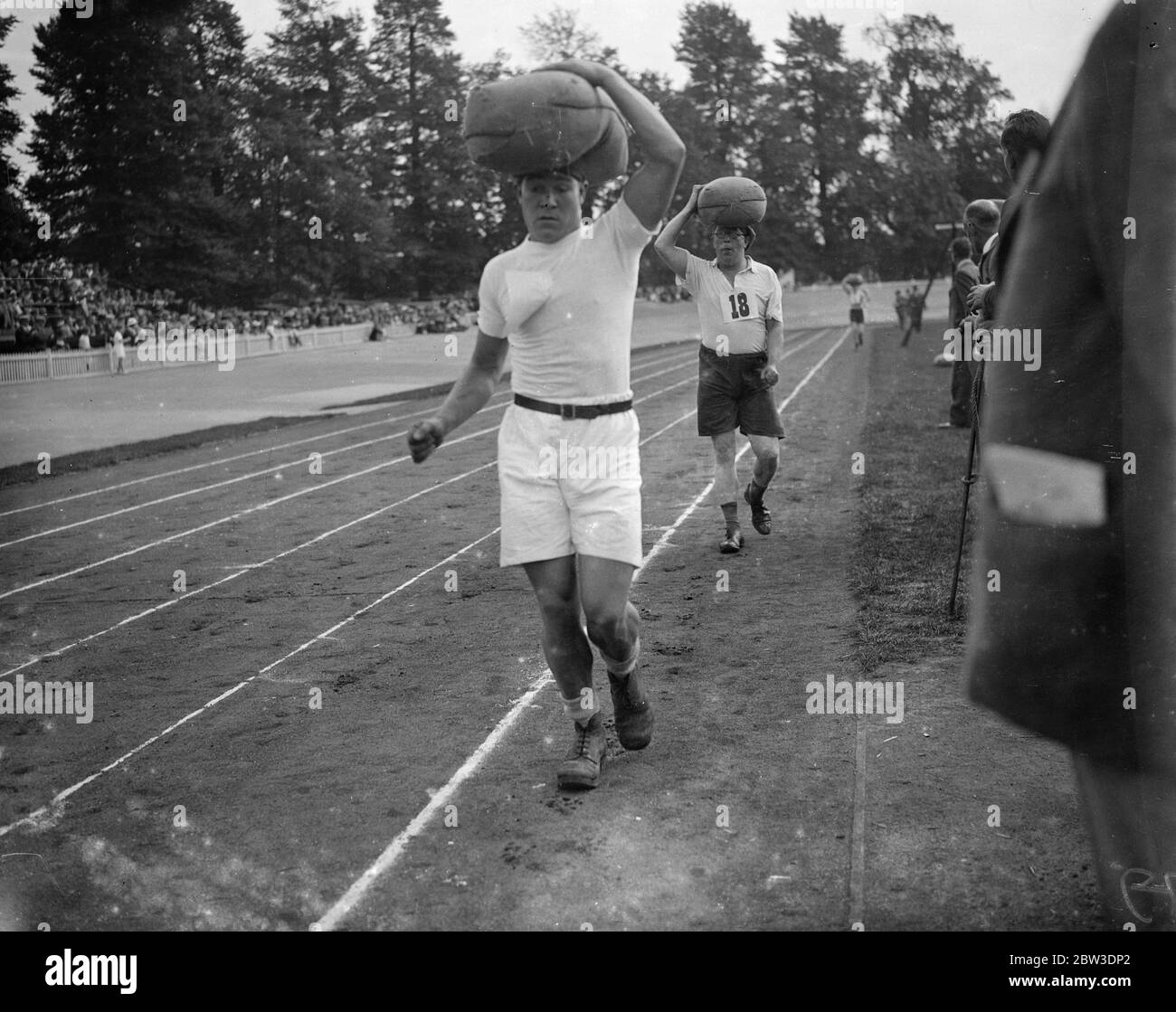 Viel los bei Borough Market Sports . Die One Mile 1 Schnitt tragen Handicap, in dem die Teilnehmer haben, um eine Lewt Tasche Sand tragen. 12. September 1935 Stockfoto