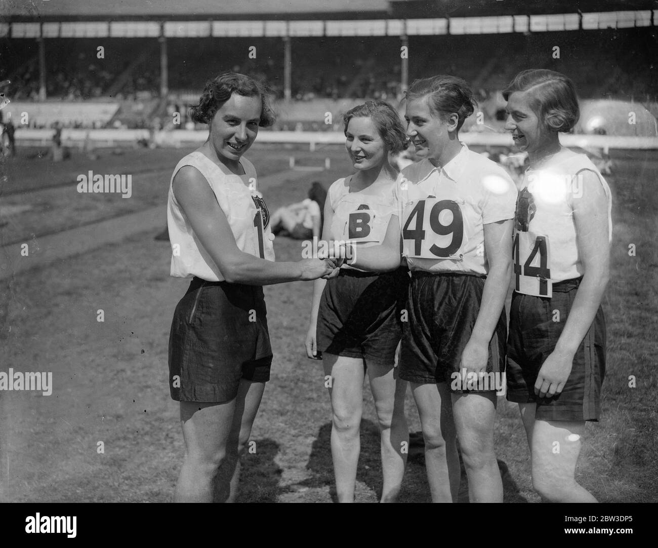 Miss E Hiscock bricht den britischen Rekord für 100 Meter um 3 / 10 Sekunden in einer Zeit von 11 . 9 / 10 Seezungenaude, bei internationalen Frauen-Athletentreffen in der Weißen Stadt. Foto zeigt, Miss E Hiscock (links) gratuliert nach dem Sieg Rekord. Bis 10. August 1935 Stockfoto