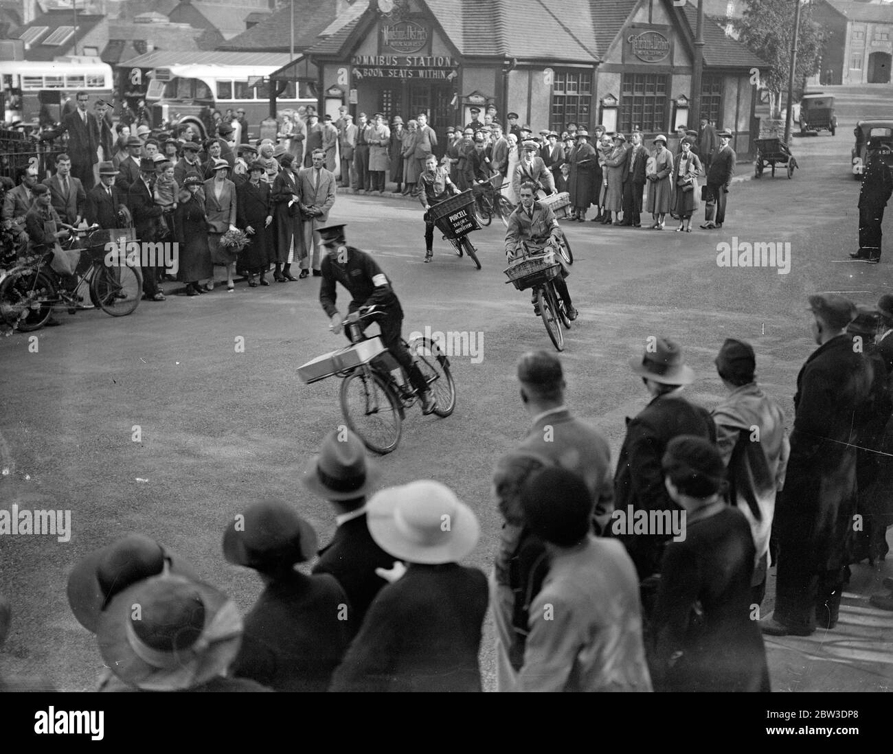 Kurvenfahrt während der Errand Jungen jährlichen Derby in Maidstone . Rundung der Tattenham Corner des Rennens während der Errand Boys Derby in Maidstone . 25. September 1935 Stockfoto
