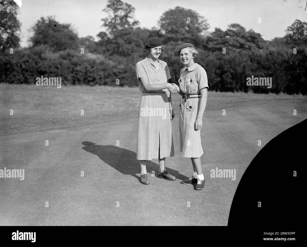 Miss Peggy Faulkner (links) und Miss Joan Pemberton ein Cheshire Mädchen von 15 und Frau Joan Pemberton (rechts) die Finalisten des Mädchens ' s Open Golf-Meisterschaft in Stoke Poges. September 1935 Stockfoto