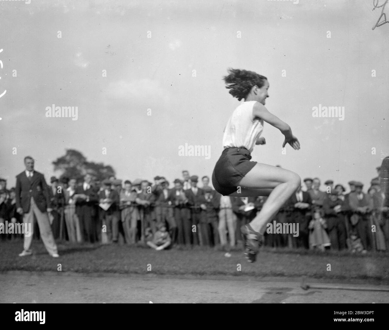 Sitzen auf der Luft! . Die Middlesex Ladies ' Athletic Club Championships und Handicaps wurden in Victoria Park statt. Foto zeigt E Raby gewinnt die Weitsprung-Meisterschaft mit einem Sprung von 16 ft 9 ins . September 1935 Stockfoto