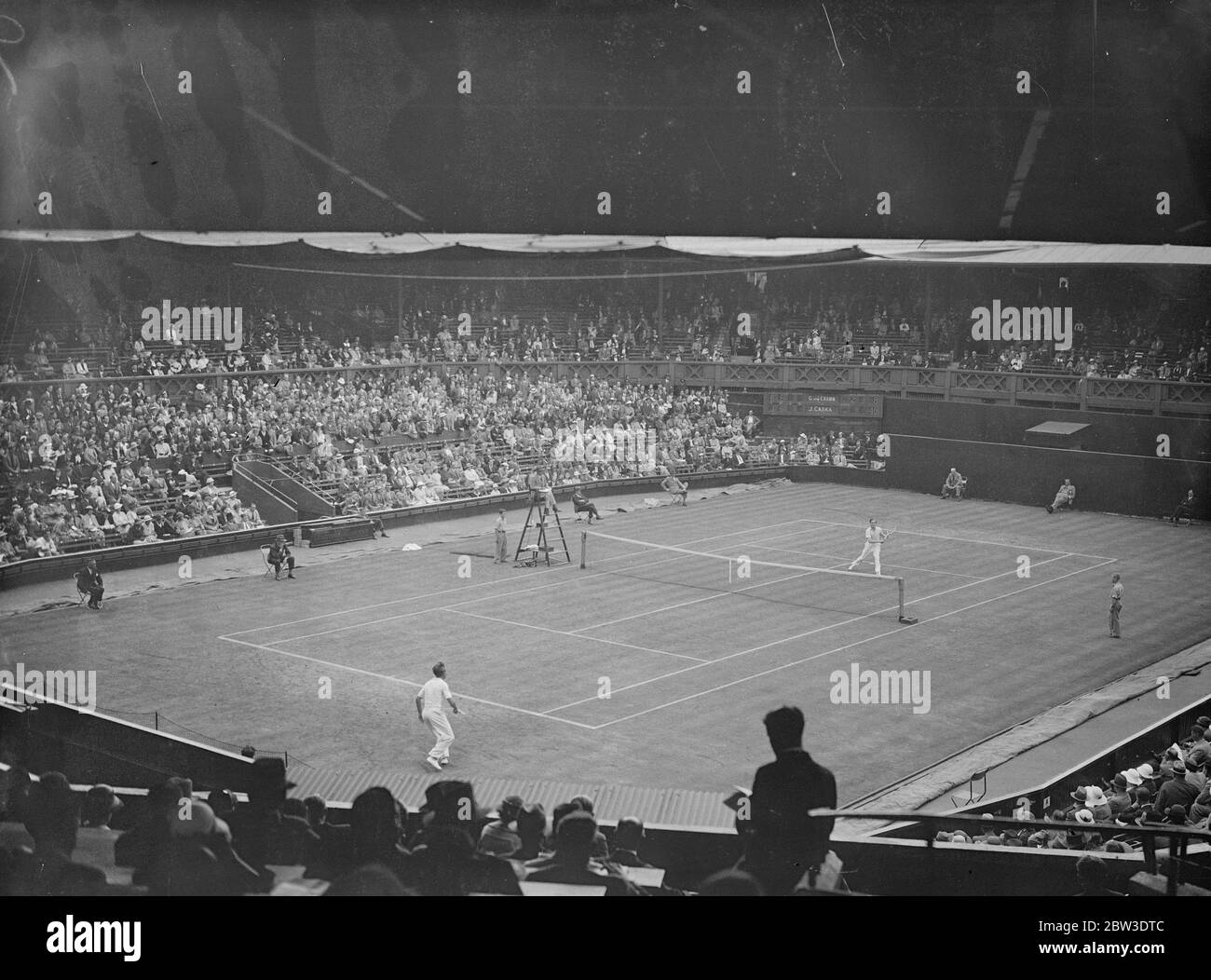 Von Cramm besiegt Tschechoslowakei in Wimbledon. Ein allgemeiner Überblick über das laufende Tennisspiel. 27 Juni 1935 Stockfoto