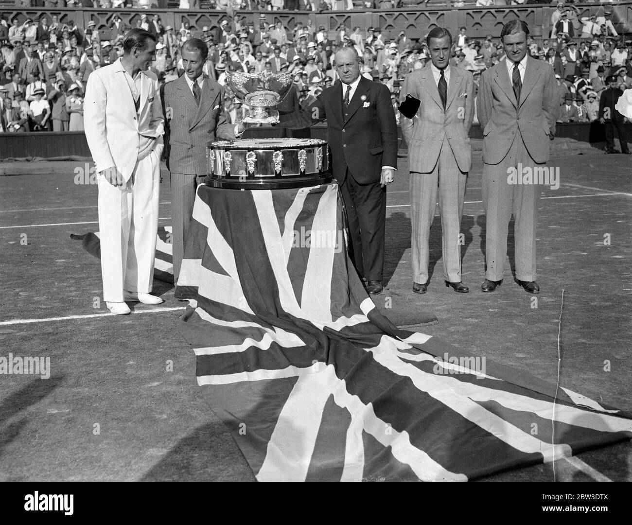 Prinzessin Helena Victoria präsentiert Davis Cup zu siegreichen britischen Team. Foto zeigt Roper Barrett, der nicht spielende Kapitän hält den Davis Cup, mit dem siegreichen britischen Team in Wimbledon, mit Fred Perry, Bunny Austin, Roper Barrett, Patrick Hughes und Raymond Tuckey. 30 Juli 1935 Stockfoto
