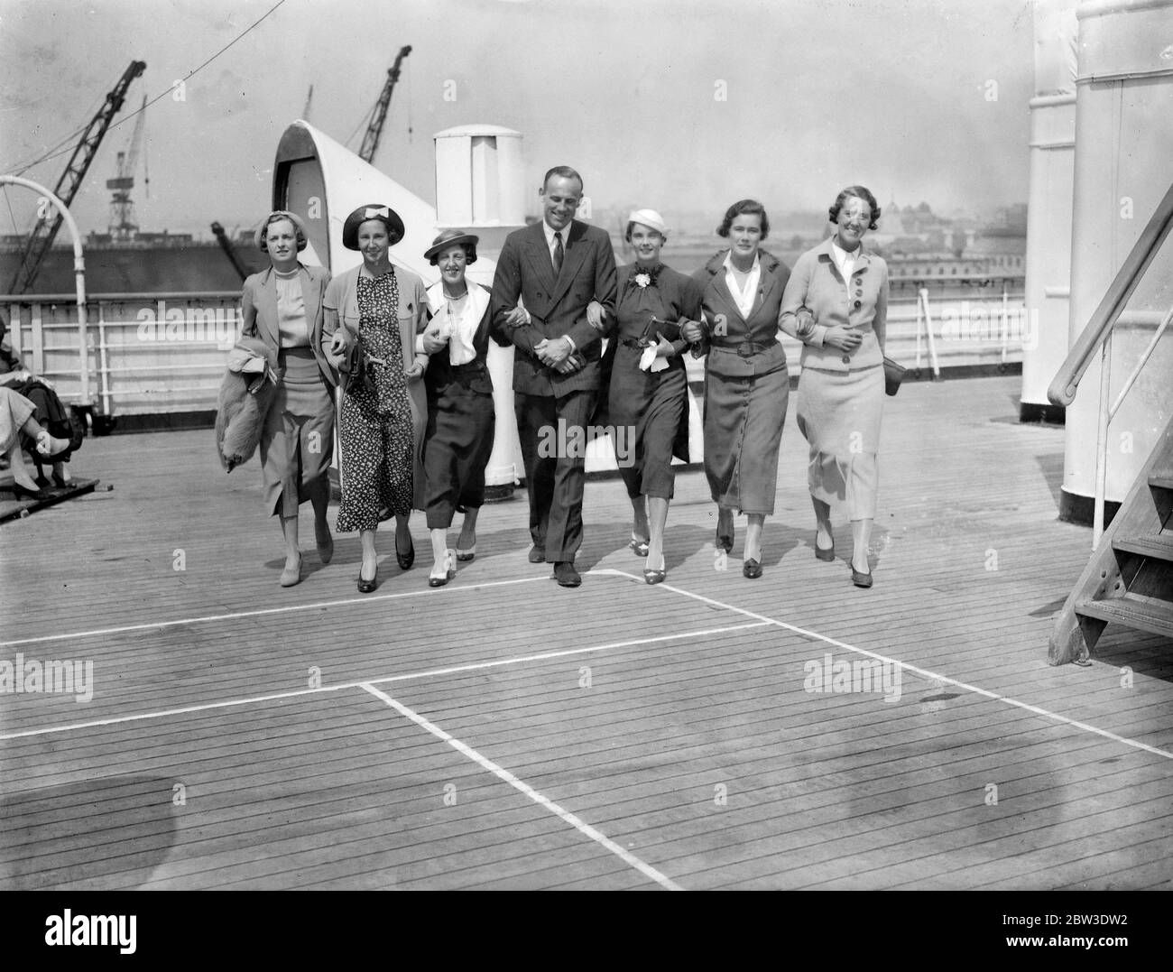 Das britische Wightman Cup Team segelt auf RMS Majestic. Das Wightman Cup Team auf dem RMS Majestic vor der Abfahrt. . Das Team besteht aus Miss Freda Jones, Miss Runde, Miss Key Stammers, Frau King, Miss Lyle und Miss Deerman, Herr M D Hors ist der Mannschaftskapitän. 31 Juli 1935 Stockfoto