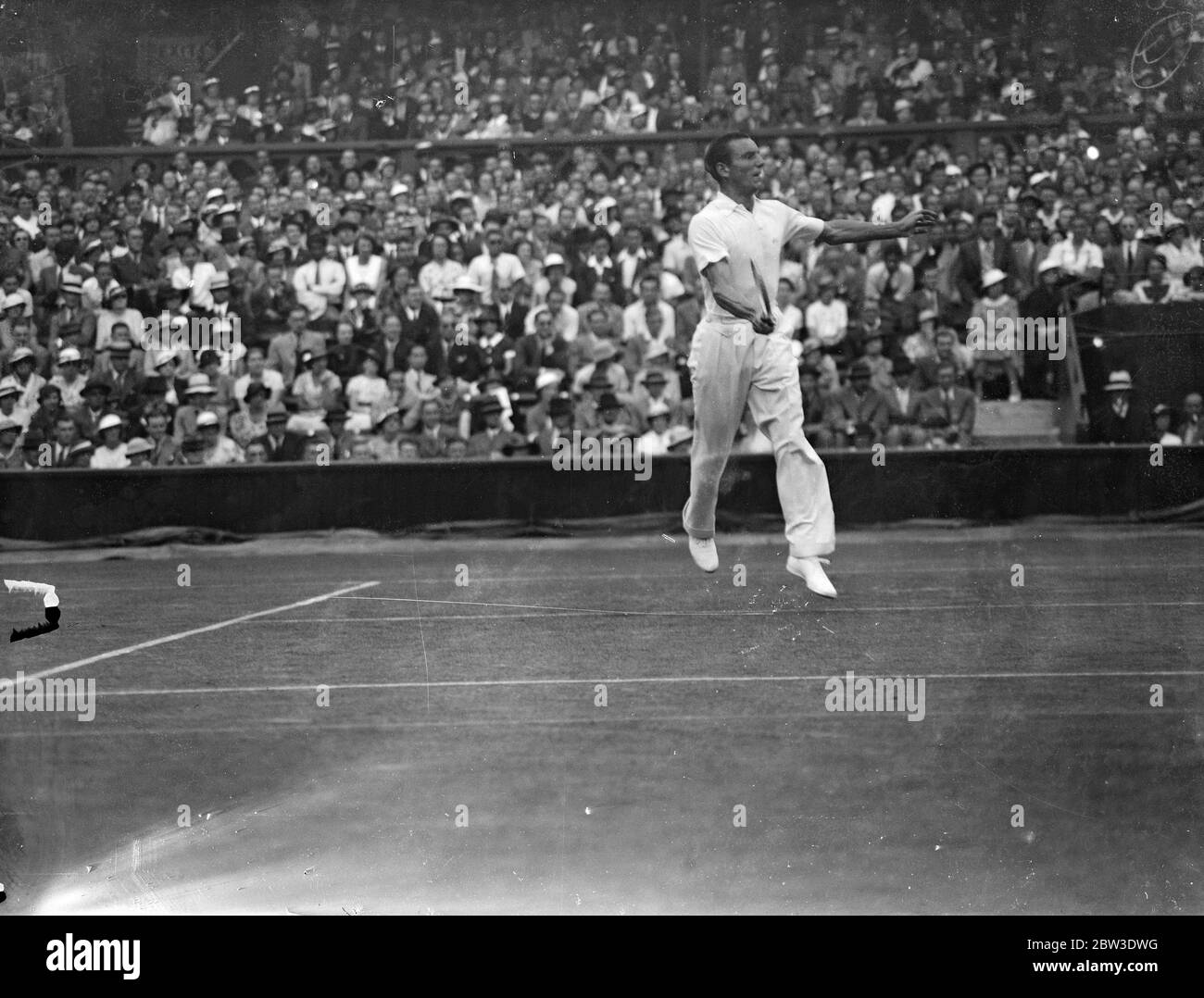 Die Challenge-Runde des Davis Cup . Fred Perry nahm den ersten Satz 6 - 0, als er Don Budge in der zweiten Einzelspiel der Davies Cup Challenge Runde in Wimbledon gespielt. Foto zeigt, Fred Perry im Spiel. 27 Juli 1935 Stockfoto