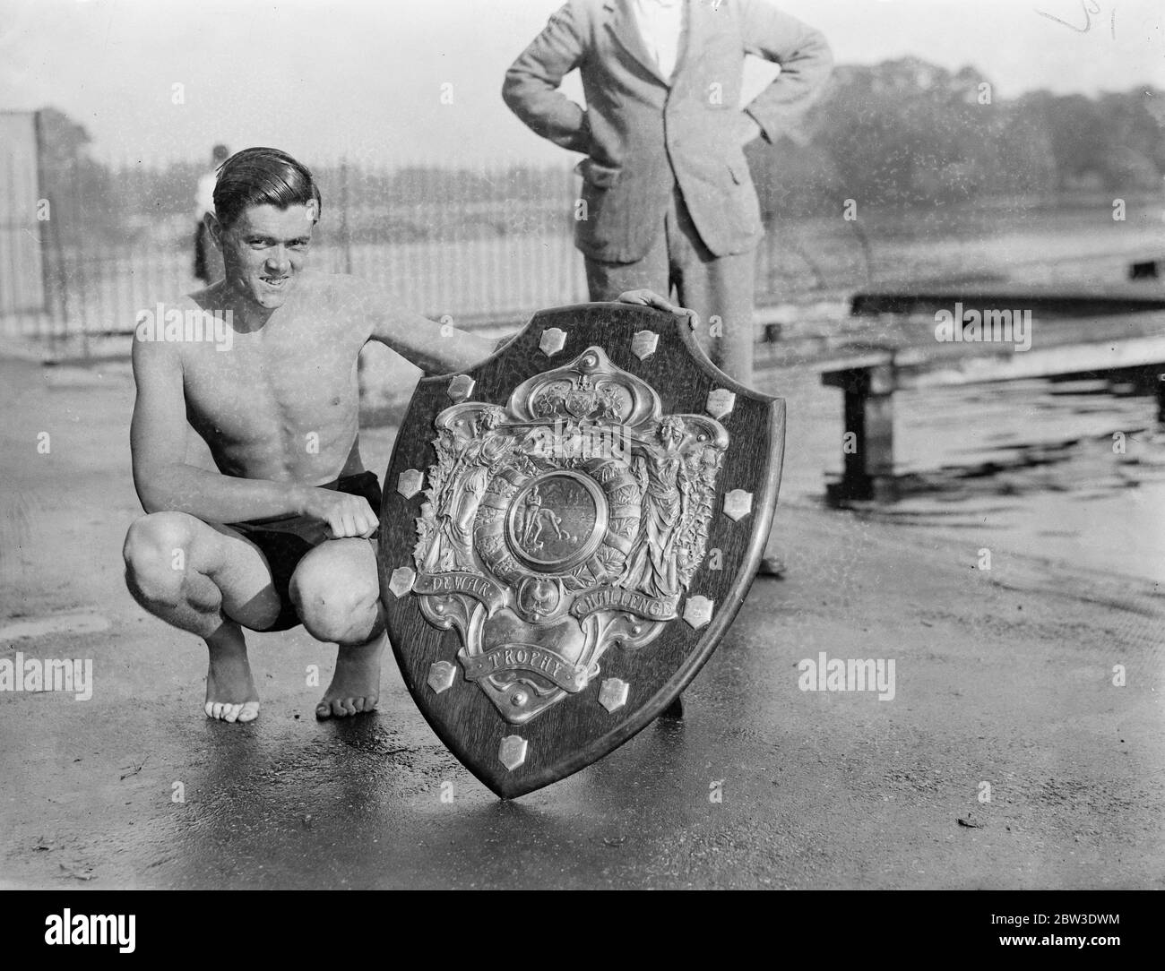 Schwimmmeisterschaften in der Serpentine . Alan Jones gewann die halbe Meile Schwimmen Meisterschaft der Serpentine für den Lord Dewar Shield , im Hyde Park . Foto zeigt, Alan Jones der Champion mit dem Schild. 20 Juli 1935 Stockfoto