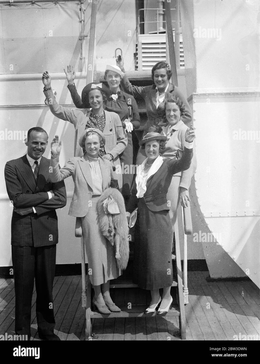 Das britische Wightman Cup Team segelt auf RMS Majestic. Das Wightman Cup Team auf dem RMS Majestic vor der Abfahrt. . Das Team besteht aus, unten Schritt nach oben (linke Seite) Miss Freda Jones, Miss Runde, Miss Key Stammers, (rechte Seite) Frau King, Miss Lyle und Miss Deerman, Herr M D Hors ist der Mannschaftskapitän. 31 Juli 1935 Stockfoto