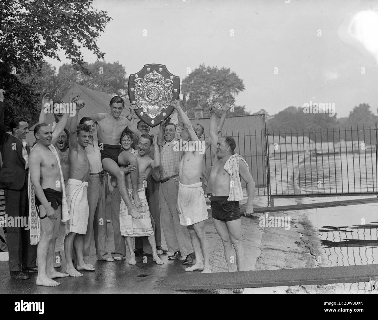 Schwimmmeisterschaften in der Serpentine . Alan Jones gewann die halbe Meile Schwimmen Meisterschaft der Serpentine für den Lord Dewar Shield , im Hyde Park . Foto zeigt, Alan Jones der Champion mit dem Schild. 20 Juli 1935 Stockfoto