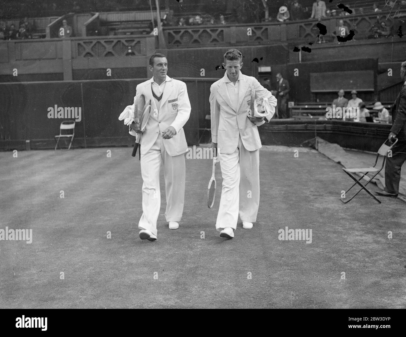Die Challenge-Runde des Davis Cup . Fred Perry nahm den ersten Satz 6 - 0, als er Don Budge in der zweiten Einzelspiel der Davies Cup Challenge Runde in Wimbledon gespielt. 27 Juli 1935 Stockfoto