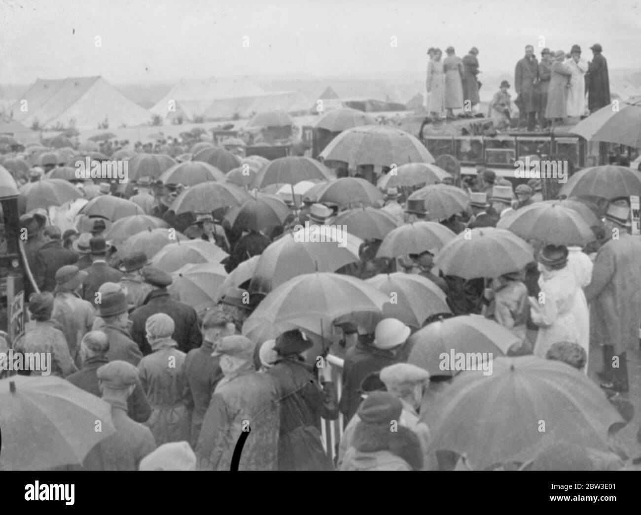 Die Massen beim Gold Cup in Ascot verstecken sich vor dem Regen unter ihren Sonnenschirmen. 20 Juni 1935 Stockfoto