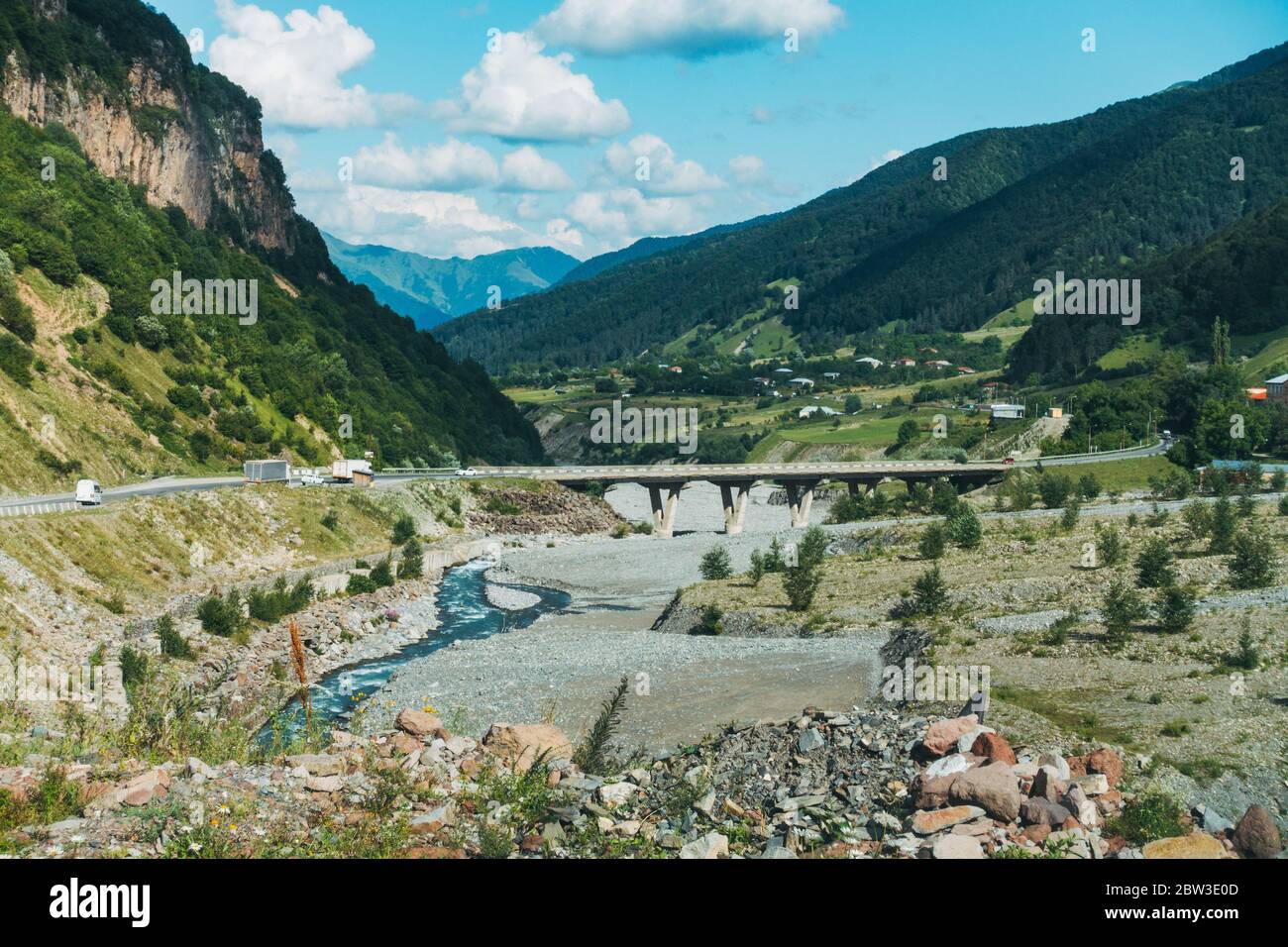 Eine Straßenbrücke überquert den Aragvi-Fluss in Zemo Mleta, Georgien Stockfoto