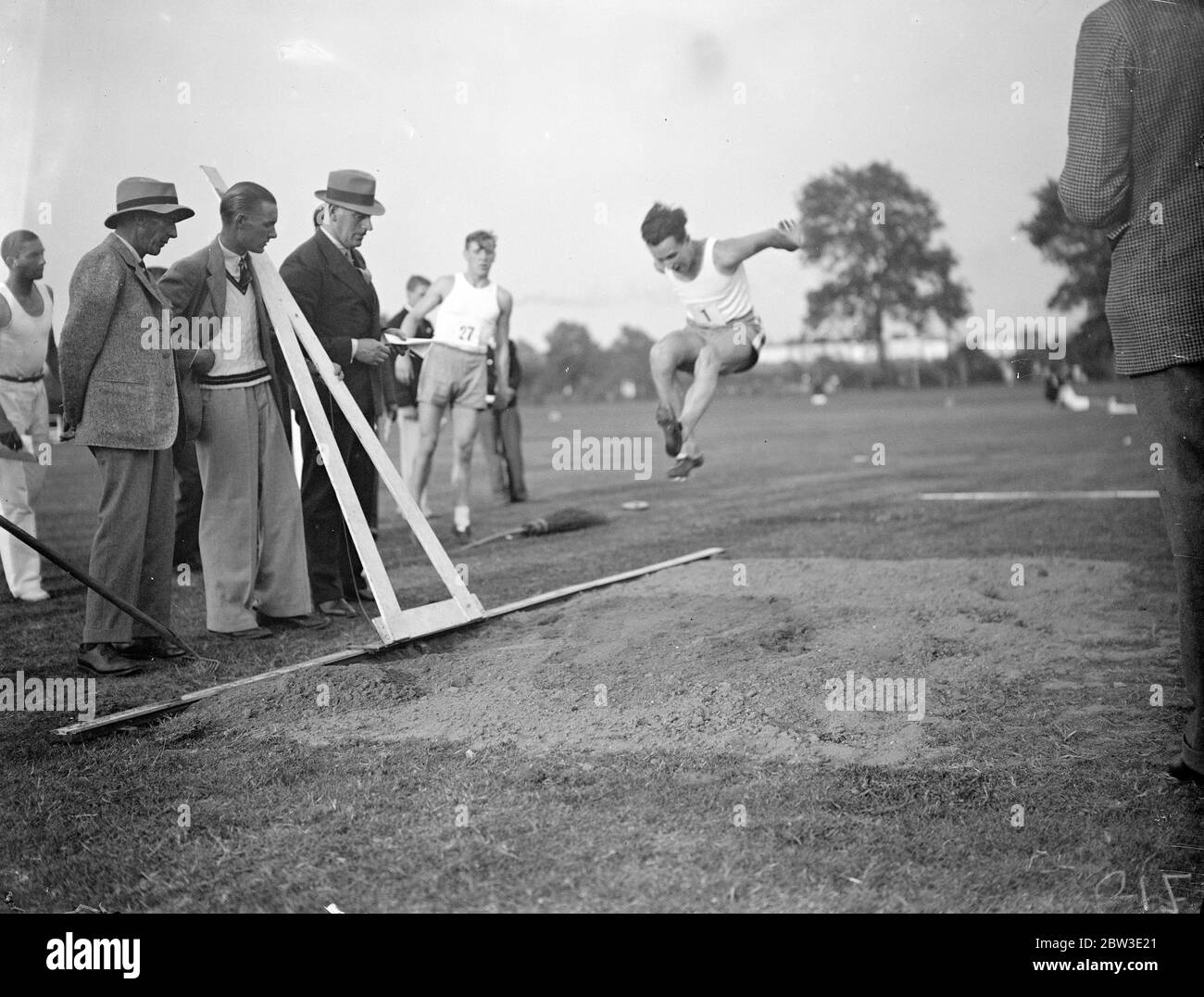 Paris Schüler Athleten treffen London Team zum ersten Mal in Rutlish Schule, Merton, London. Foto zeigt, Hery Roberts im Weitsprung. 26 Juli 1935 Stockfoto