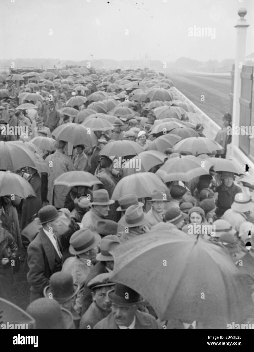 Korwken beim Gold Cup in Ascot verstecken sich vor dem Regen unter ihren Regenschirmen. 20 Juni 1935 Stockfoto