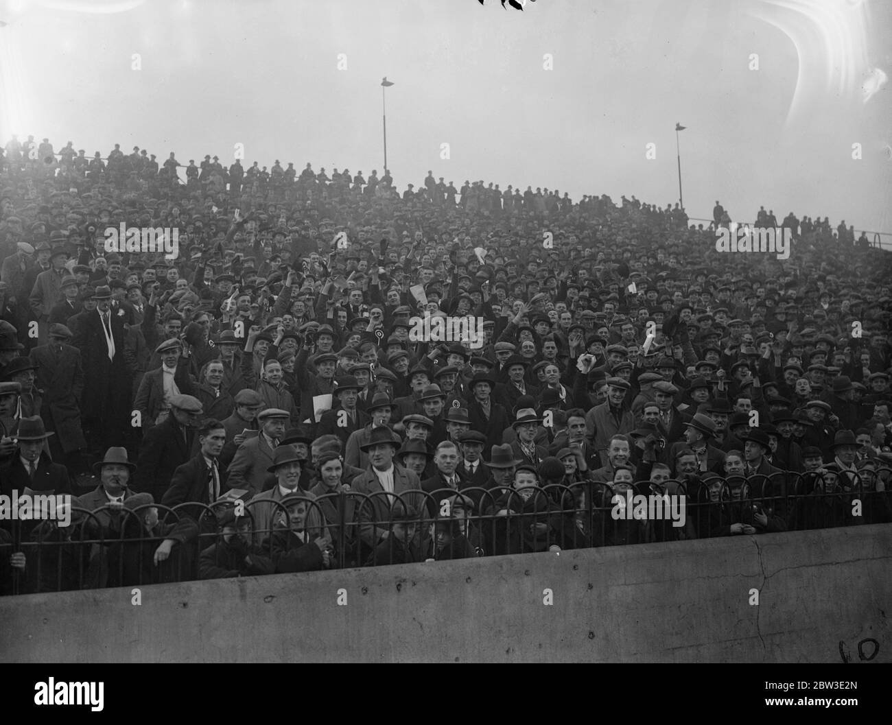 Riesige Menschenmassen in Chelsea gegen Luton Cup-Krawatte am Stamford Bridge Ground, London. 12. Januar 1935 Stockfoto