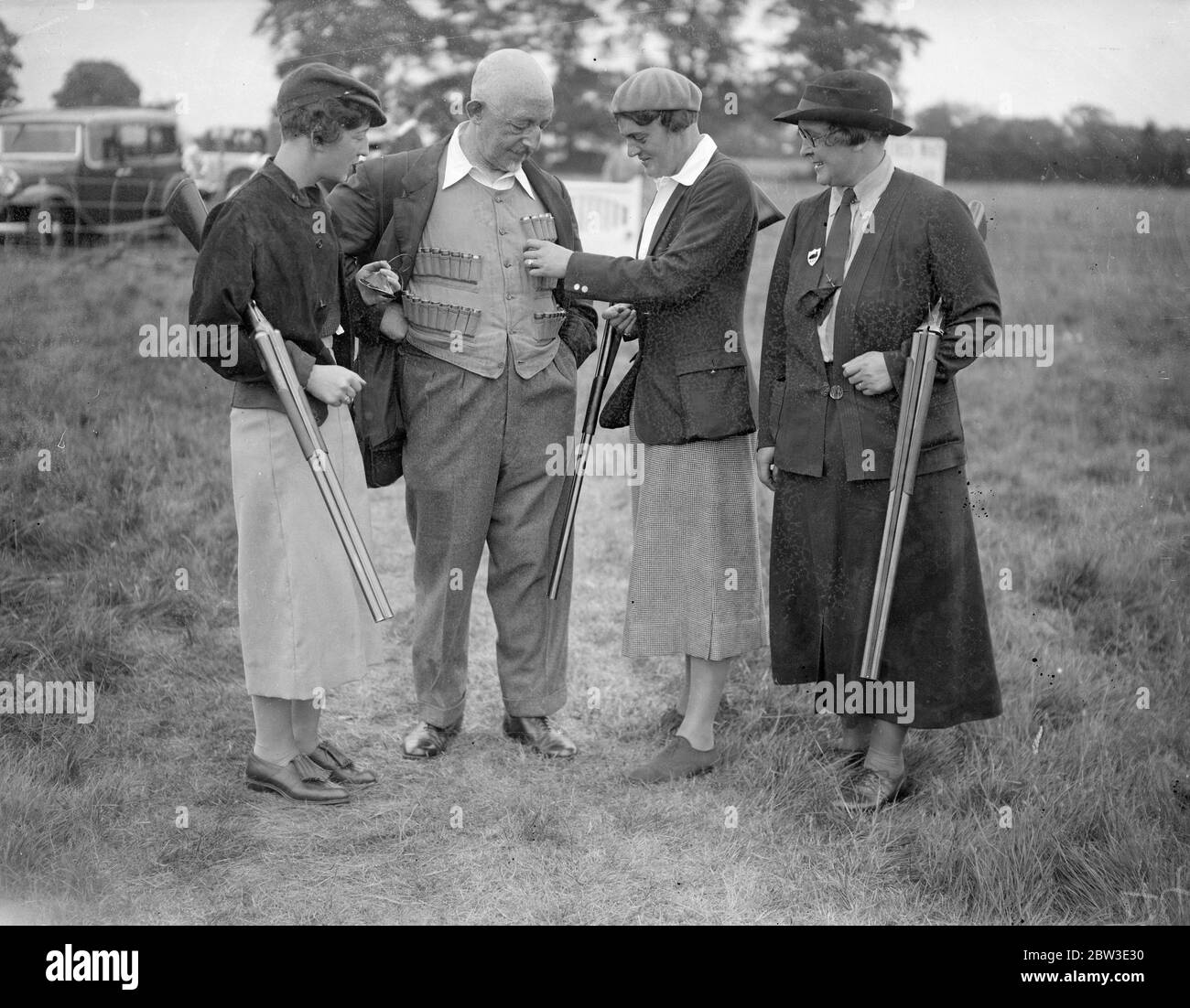 Frauen konkurrieren um Tontaubenmeisterschaften in Greenford . Foto zeigt Miss Betty Grosvenor , Frau Peerd und Frau Grosvenor , der Champion , Inspektion von Herrn Grosvenor ' s Patrone Weste . 27 Juli 1935 Stockfoto