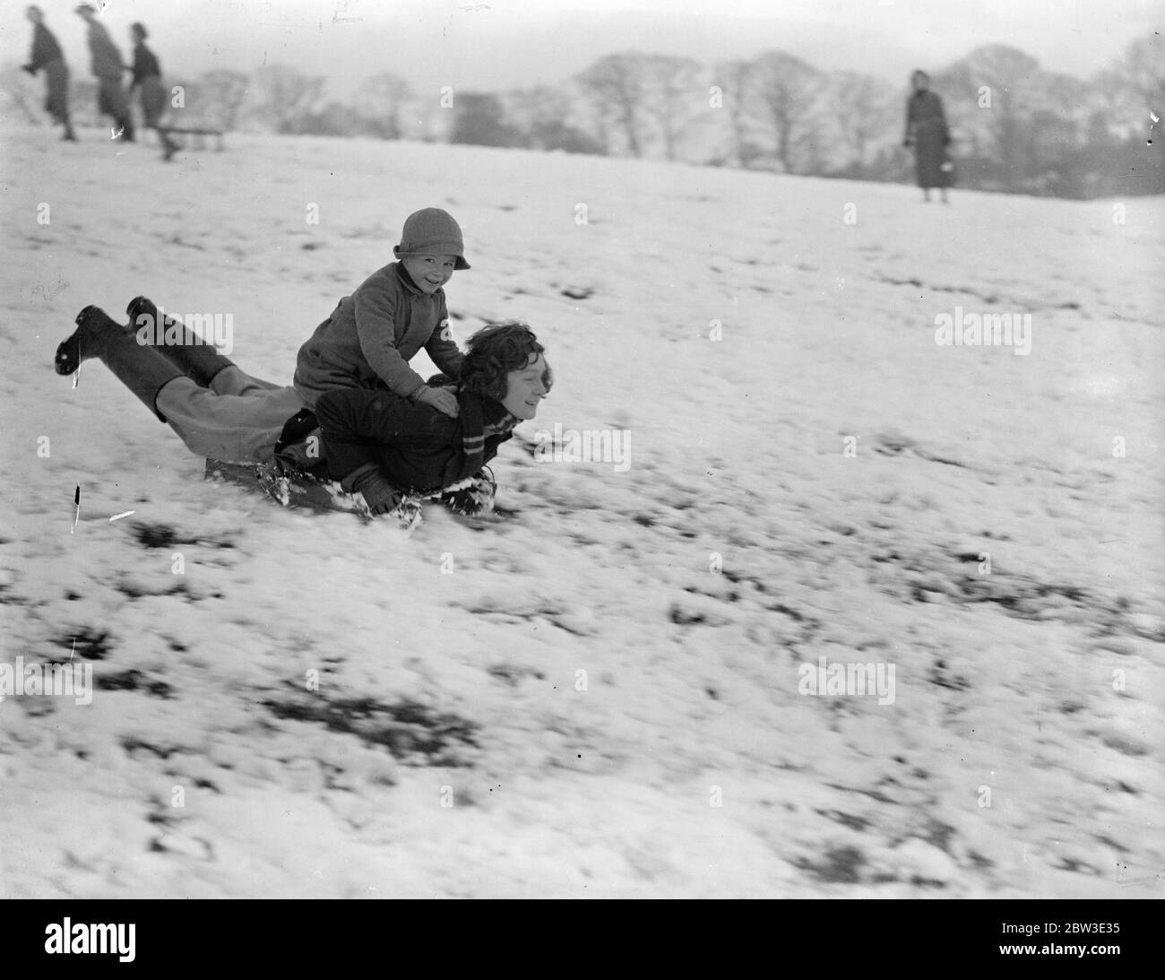 Zwei Mädchen genießen Wintersport auf Parliament Hill, London von bob Schlitten den Hügel hinunter. . 27. Januar 1935 Stockfoto