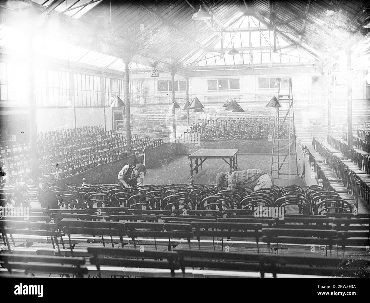 Vorbereitung auf die Tischtennis-Weltmeisterschaft am Imperial Institute . Arbeiter, die den letzten Schliff auf die Tennisarena im Imperial Institute, Kensington. Februar 1935 Stockfoto