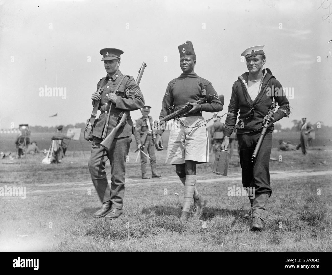 Gold Coast Teilnehmer bei National Rifle Association Treffen in Bisley . Korporal Agone Kangarger, ein Gold Coast Polizist im Wettbewerb in Bisley, zu Fuß mit zwei seiner englischen Freunde. Juli 1935 Stockfoto