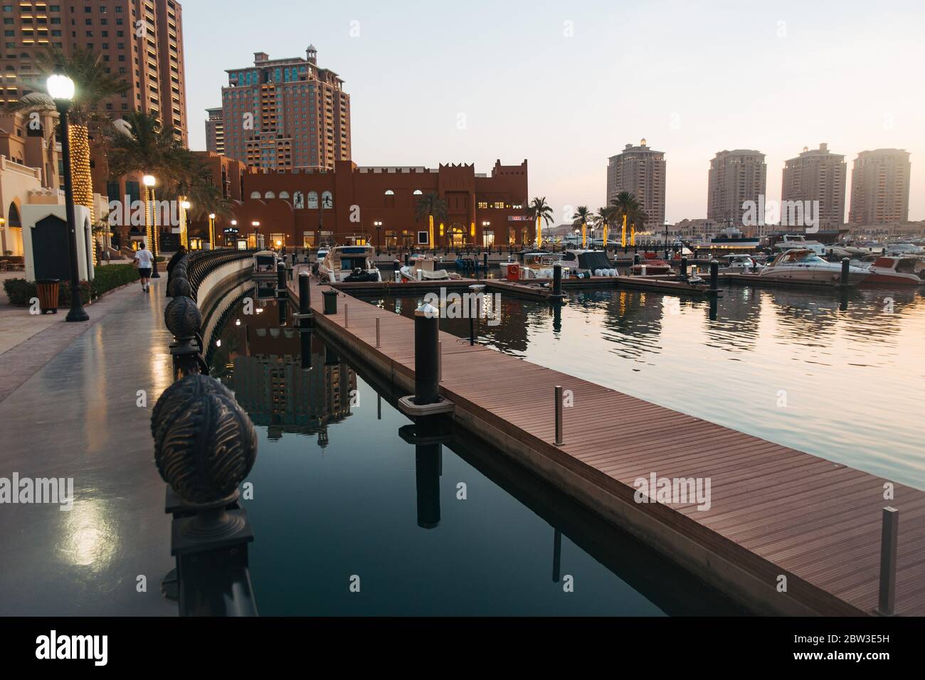 Abenddämmerung entlang der Marina Promenade an der Pearl-Qatar, einer künstlichen Wohninsel in Doha, Katar Stockfoto