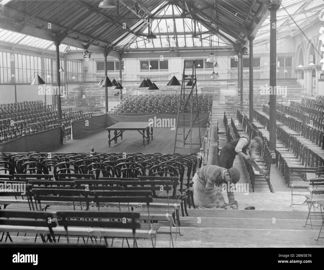 Vorbereitung auf die Tischtennis-Weltmeisterschaft am Imperial Institute . Arbeiter, die den letzten Schliff auf die Tennisarena im Imperial Institute, Kensington. Februar 1935 Stockfoto