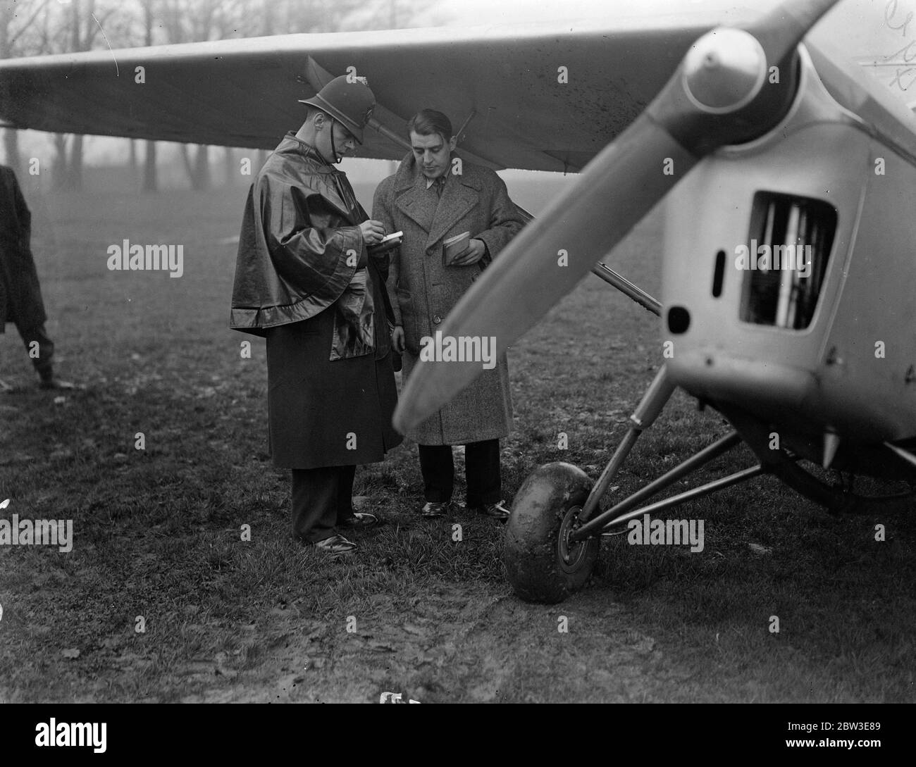 Flugzeug macht erzwungene Landung auf Sportplatz . Polizist unter Angaben von Pilot J B Pugh. 20 Dezember 1934 Stockfoto