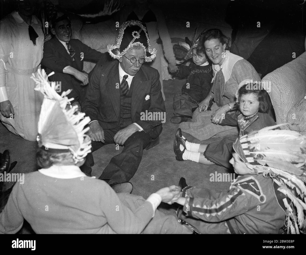 Herr JH Thomas erzählt seinen Enkelkindern eine Märchengeschichte. 26 Dezember 1934 Stockfoto