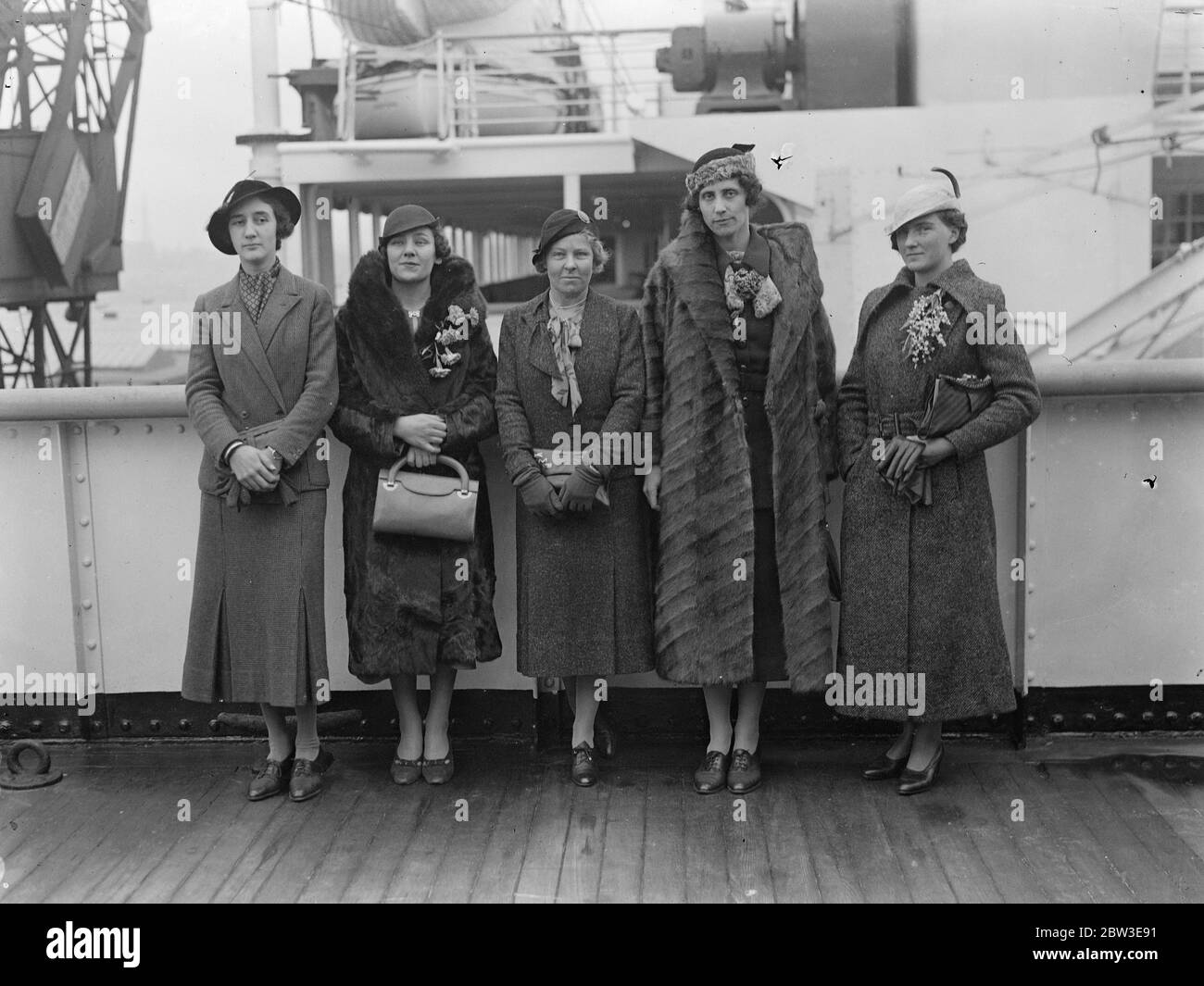 Frauen Squash-Spieler verlassen London in der amerikanischen Squash-Meisterschaft zu konkurrieren. Foto zeigt, die Hon Anne Lytton Milbanks (Kapitän), Miss Margaret Lamb, Frau Ian Mackechnie, Miss Nora Kelman, Miss Betty Cooke und Miss Rachel Sykes sind im Team. 24. Januar 1935 Stockfoto