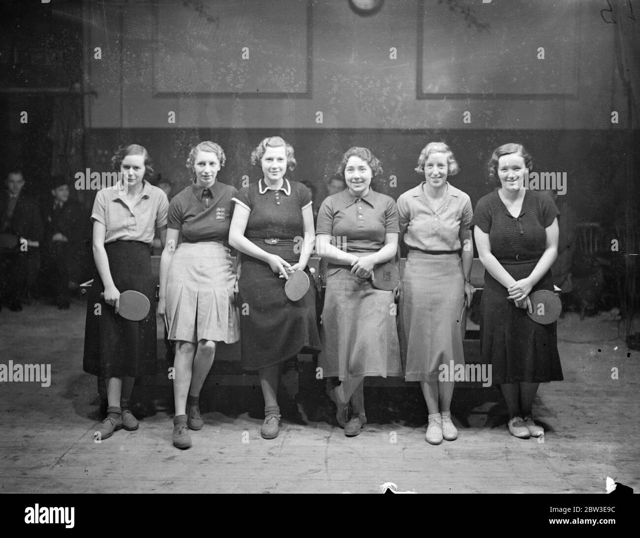 Kämpfen für Plätze in Frauen Tischtennis-Team , um europäische Spiele zu spielen. Von links nach rechts - Miss M Osborne , D M Emdin , W Woodhead , M Berry , C Wheaton , und V Bromfield , die Konkurrenten, die für Plätze in der Frauen Tischtennis-Team gekämpft, um England zu vertreten. 20. Januar 1935 Stockfoto